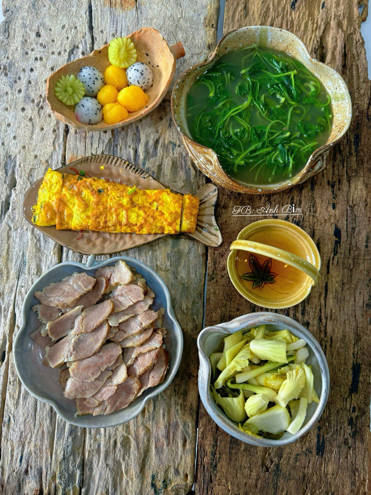 Dưa chưa - Thịt luộc - Trứng rán - Canh rau cải