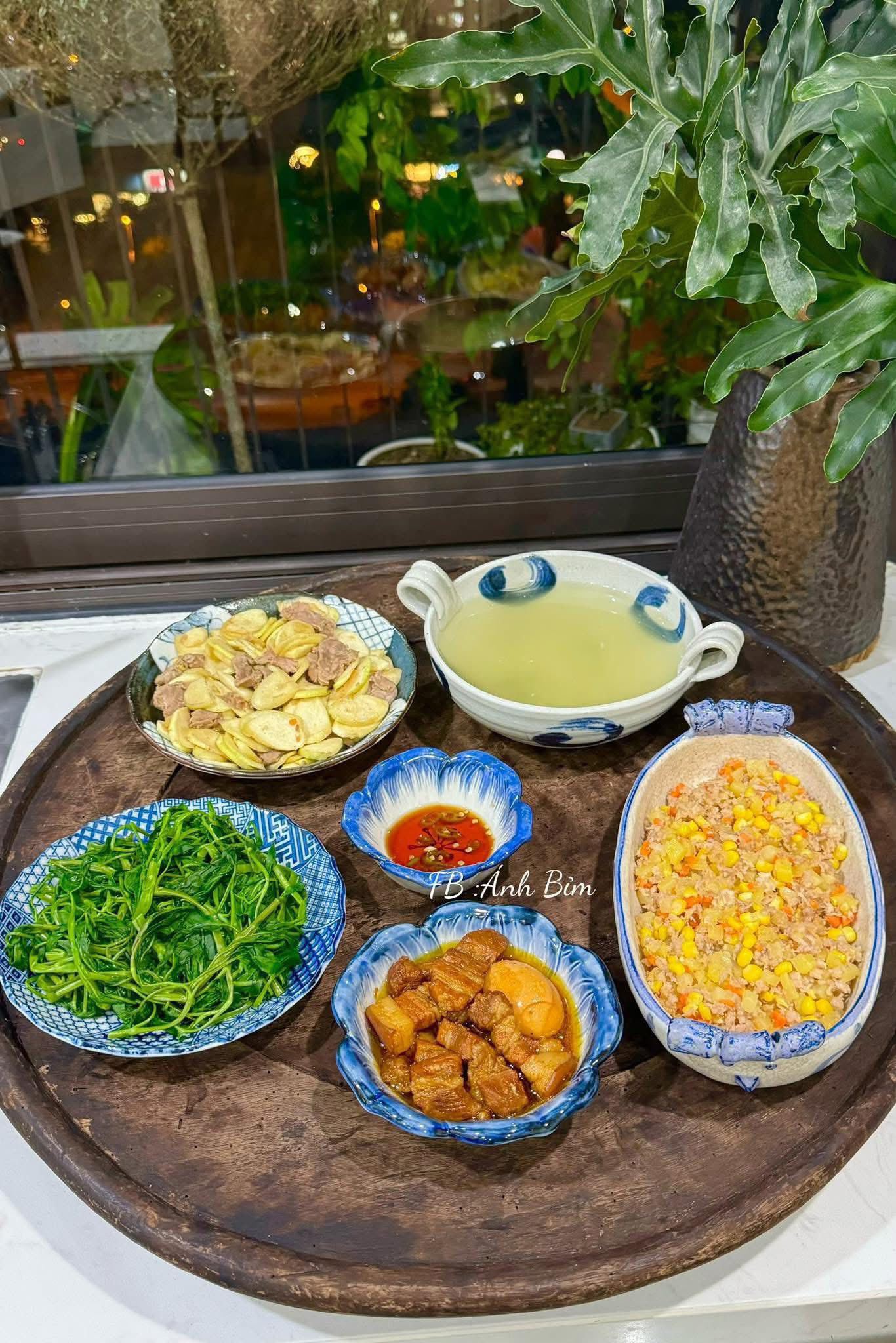 Rau muống luộc - Thịt băm - Thịt kho tàu - Củ niễng xào bò