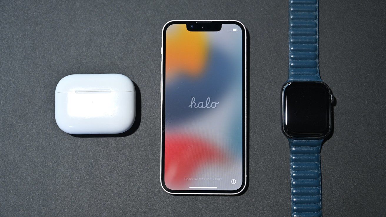 iPhone 13 Mini siêu nhỏ gọn với màn hình 5,4 inch.