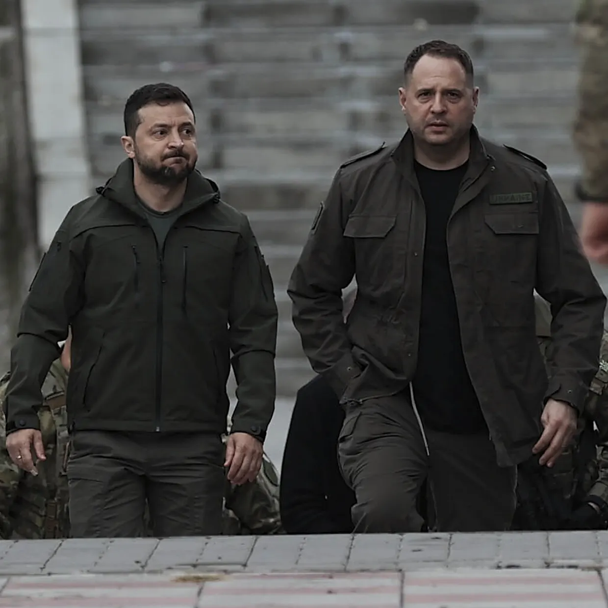 Ông Yermak (phải) là người luôn theo sát và có tác động rõ rệt đến các chính sách của Tổng thống Ukraine Volodymyr Zelensky. Ảnh: Anadolu.