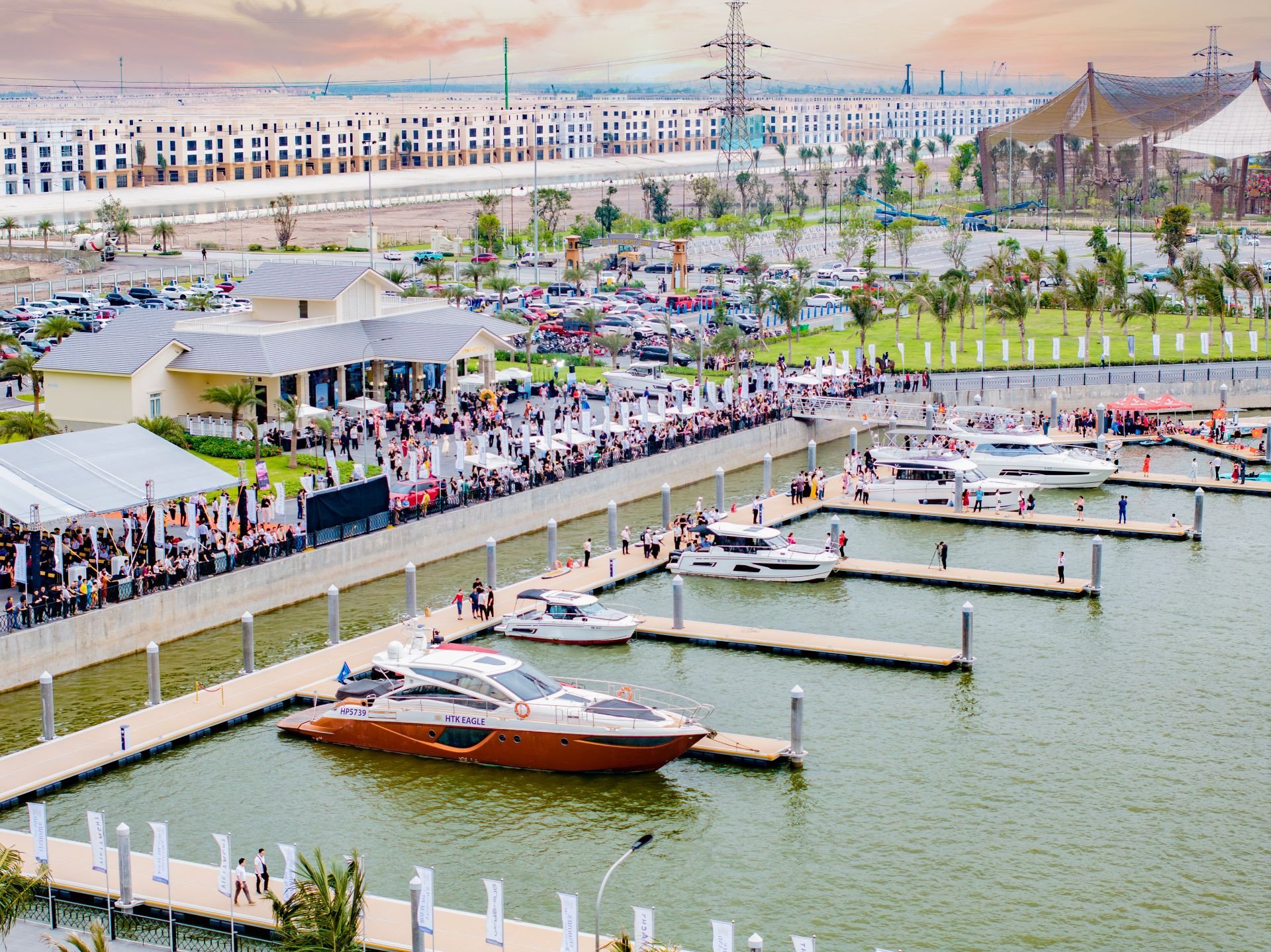 Bộ sưu tập du thuyền hàng hiệu sẽ sớm “phủ kín” bến neo đậu tại Vinhomes Royal Island