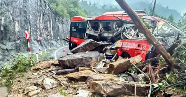 Hình ảnh hiện trường sạt lở trúng xe khách trên...