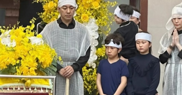 Nhiều nghệ sĩ đến tiễn biệt mẹ Tuấn Hưng