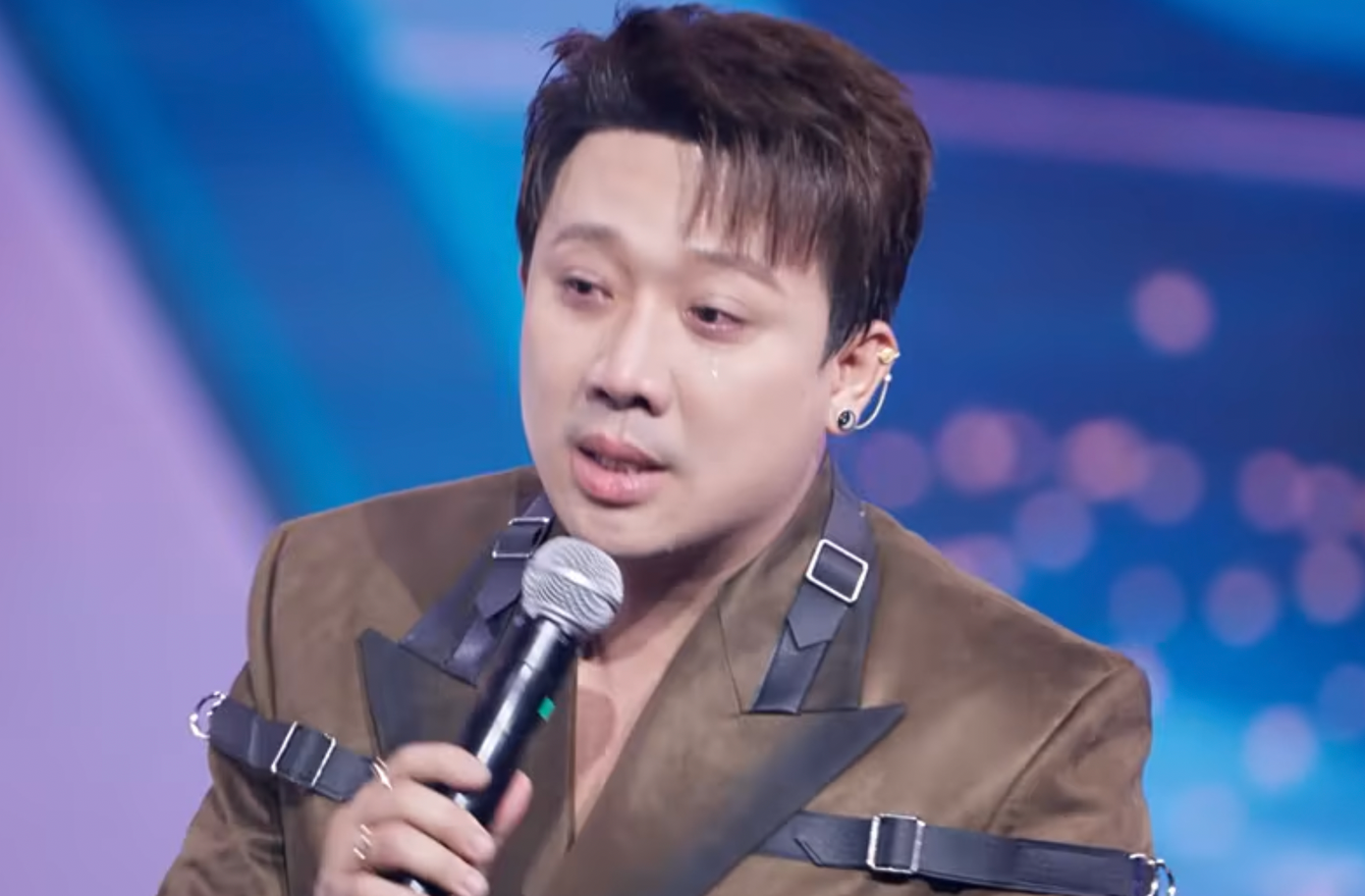 Dàn nghệ sĩ xúc động khi nhắc đến mẹ sau sân khấu "Ở đây ai cũng thương con".