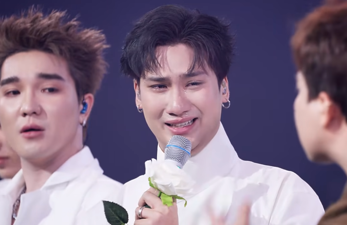 Dàn nghệ sĩ xúc động khi nhắc đến mẹ sau sân khấu "Ở đây ai cũng thương con".