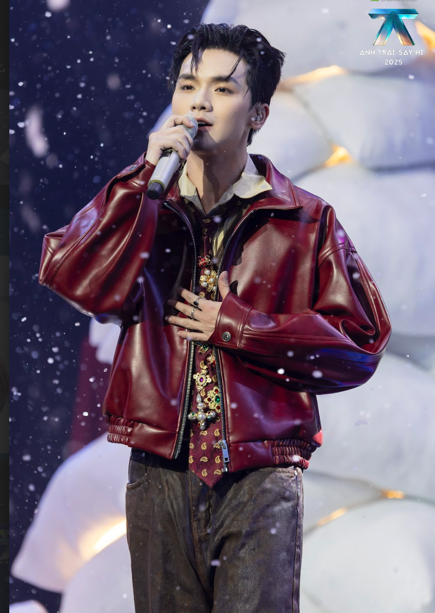 Anh trai Vương Bình (trái) gây ấn tượng trong tập 10.