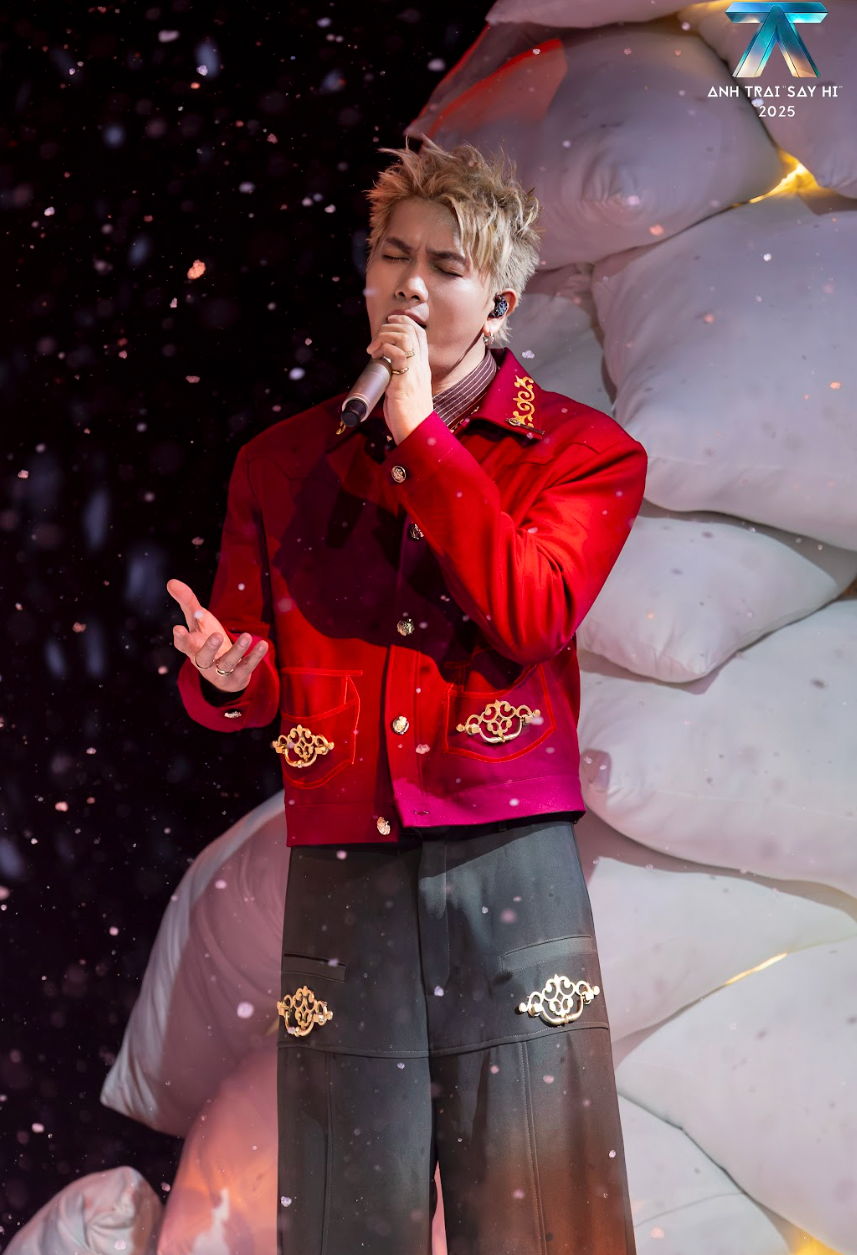 Anh trai Vương Bình (trái) gây ấn tượng trong tập 10.