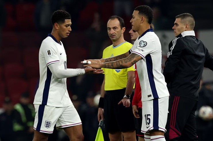 Bellingham tự biến mình thành tâm điểm với phản ứng bực tức sau khi bị thay ra