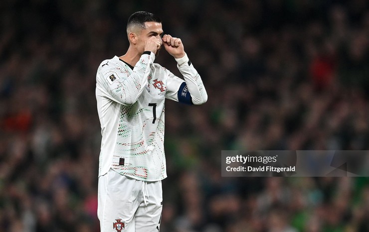 Ronaldo vừa nhận án treo giò vì thẻ đỏ