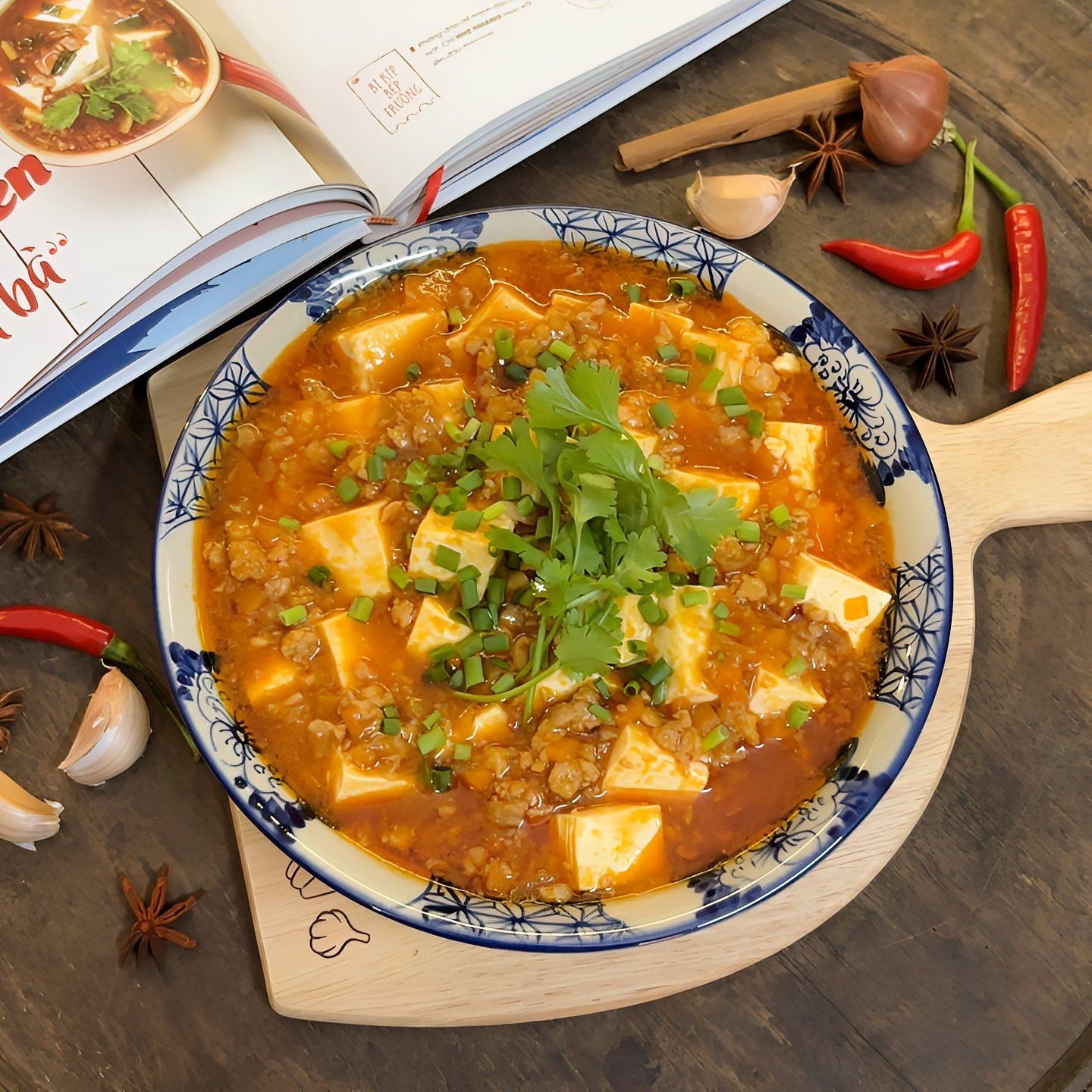 Đậu hũ Tứ Xuyên mềm, xốt cay, vị ngon chan đầy trong từng thìa cơm nóng.