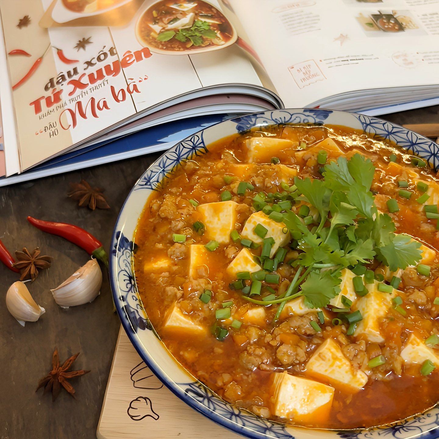 Khi hoàn tất, rắc hành lá thái nhỏ lên trên và thưởng thức ngay khi nóng. 