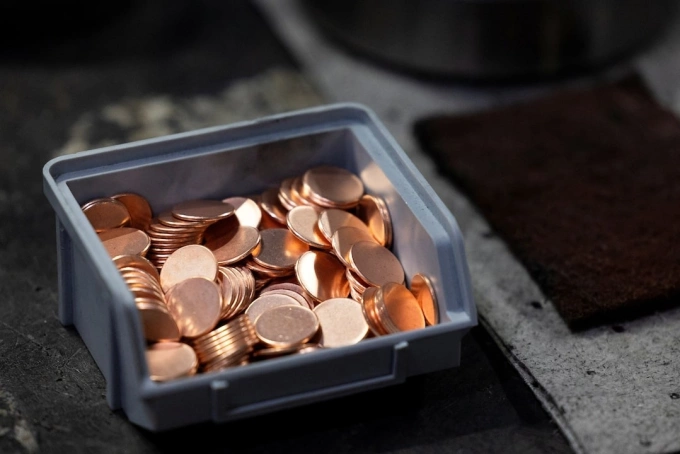 Các đồng xu trơn chuẩn bị được dập tại xưởng Philadelphia ngày 12/11. Ảnh:&nbsp;Reuters