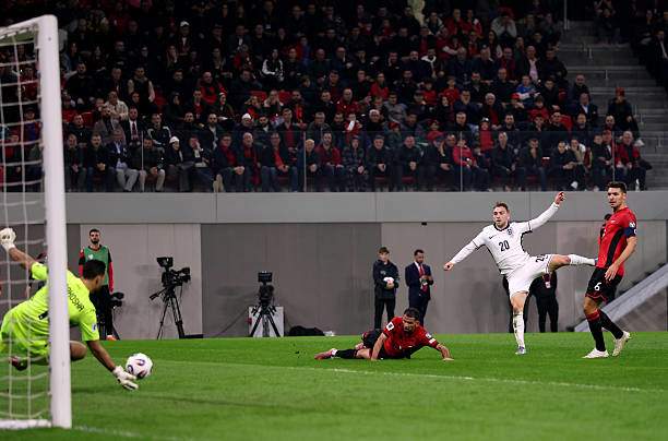 Cơ hội của Bowen bị thủ môn&nbsp;Strakosha cản phá