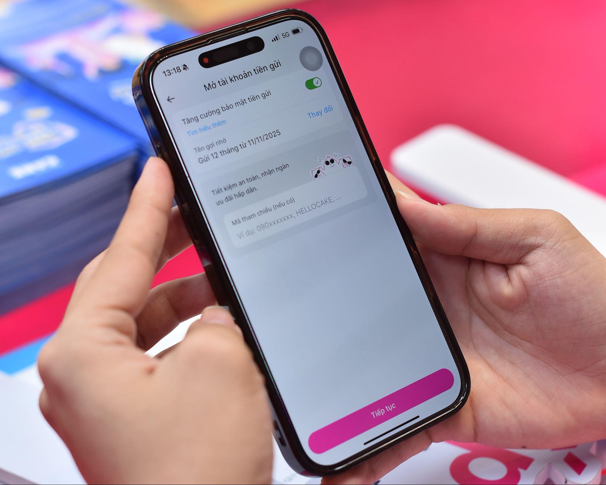 Khách hàng mở tài khoản tiết kiệm trực tuyến trên ngân hàng số Cake