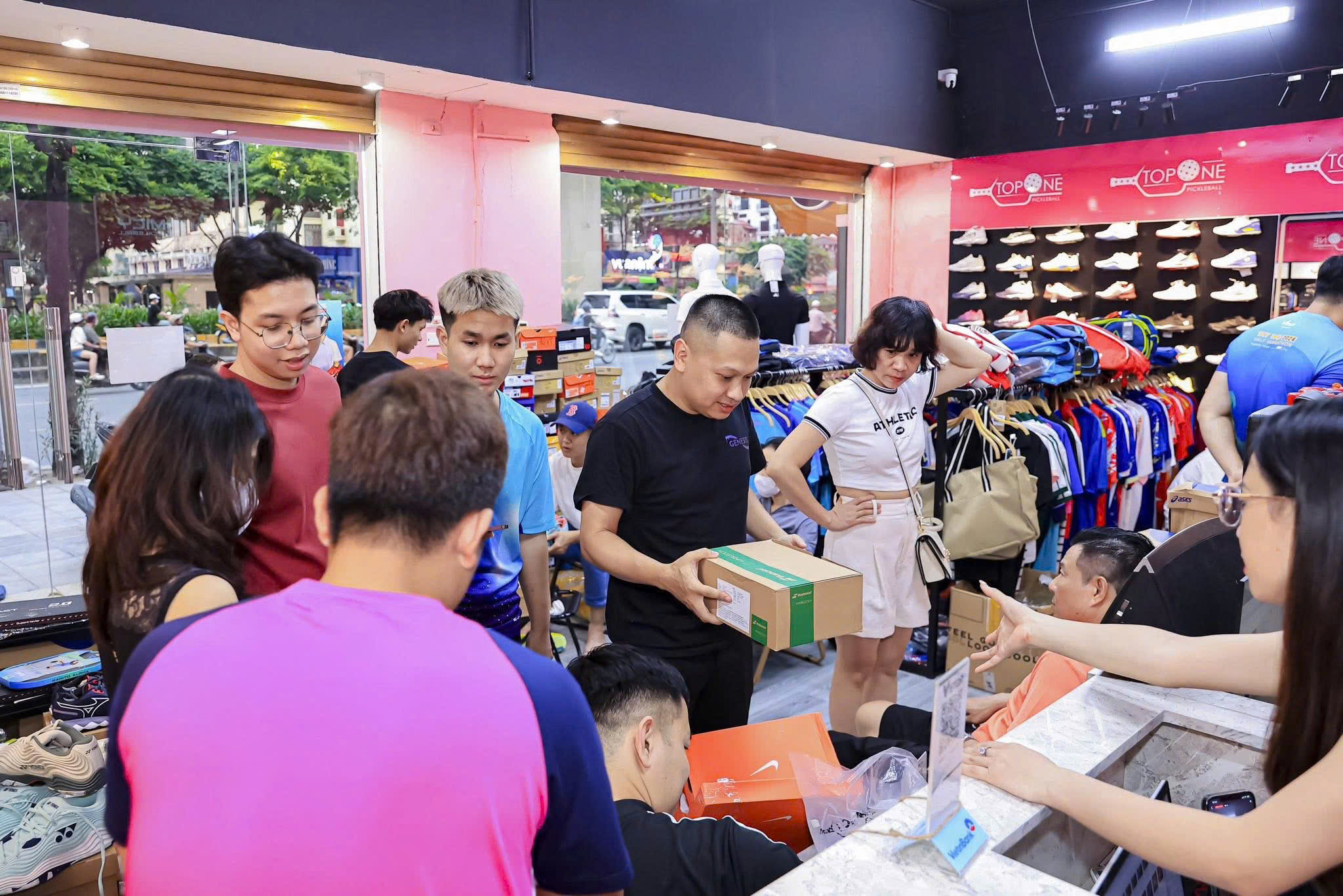 Khách hàng mua sắm tại Top One Pickleball.