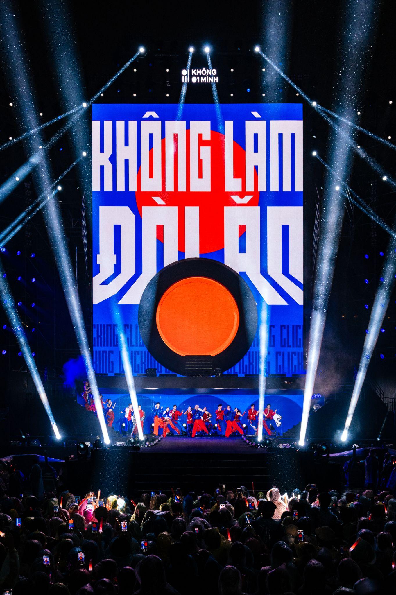 Hàng chục ngàn khán giả cháy hết mình trong đêm gala âm nhạc “Không Một Mình” quy tụ dàn nghệ sĩ Việt đình đám