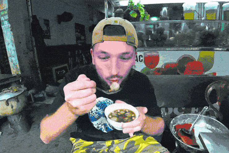 Khách Tây thử món lạ giữa ngày lạnh ở Hải Phòng, xuýt xoa khen ngon - 5