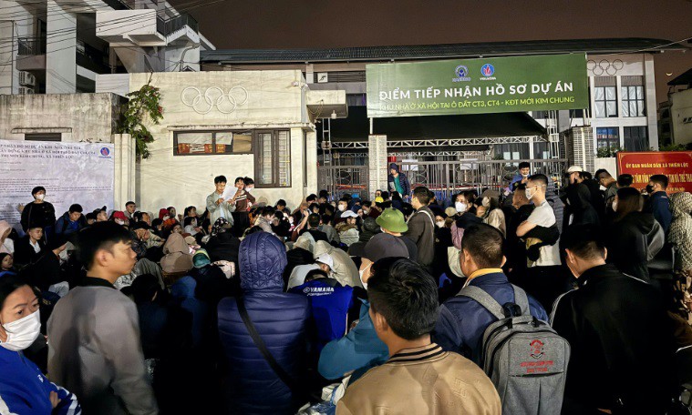 Hàng trăm người đã có mặt tại khu vực nhận hồ sơ dự án nhà ở xã hội CT3 khu đô thị Kim Chung chờ xuyên đêm để giữ chỗ nộp hồ sơ sáng 17/11. Ảnh: NVCC