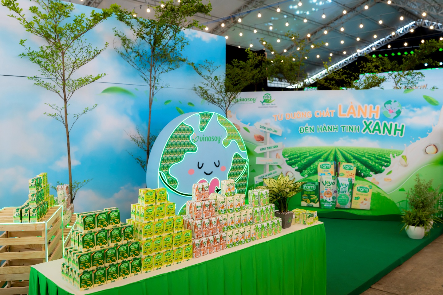 Với gam màu xanh dịu mắt, gian hàng trưng bày của Vinasoy thu hút đông đảo khách tham quan