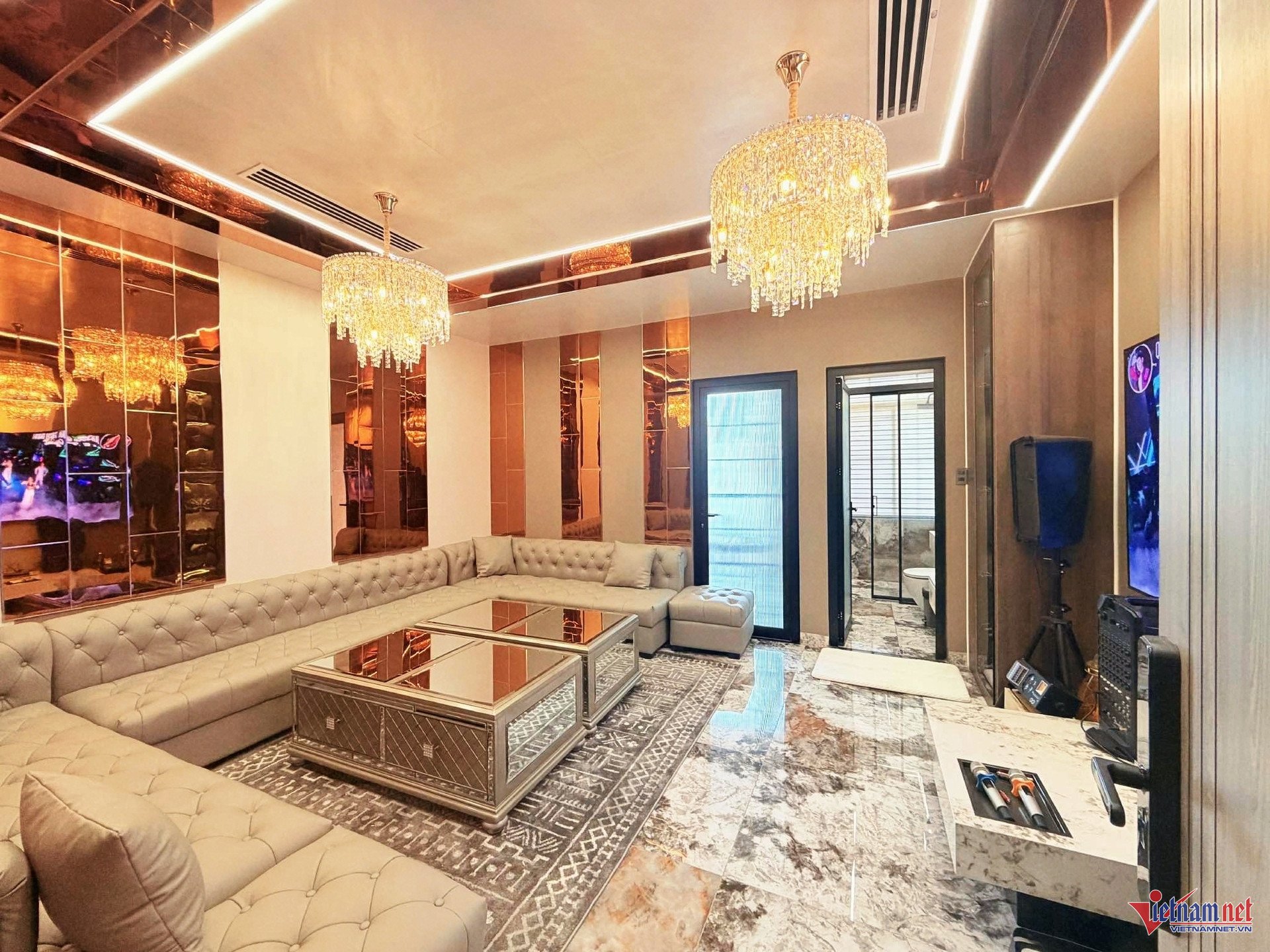 Phòng karaoke với nội thất sang trọng, thiết bị hiện đại, là nơi gia đình Quách Thành Danh quây quần mỗi cuối tuần.&nbsp;