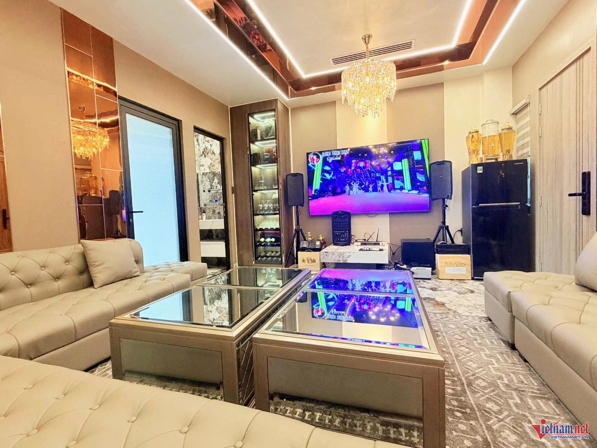 Phòng karaoke với nội thất sang trọng, thiết bị hiện đại, là nơi gia đình Quách Thành Danh quây quần mỗi cuối tuần.&nbsp;