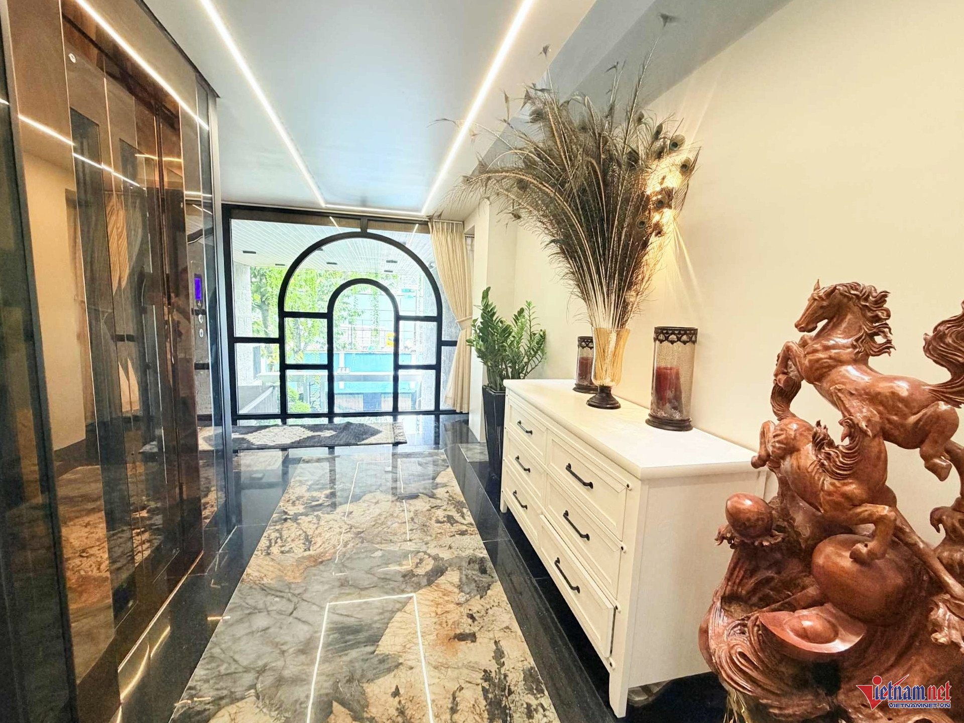 Quách Thành Danh và Thanh Ngọc khởi công xây dựng căn nhà vào tháng 10/2024, hoàn thiện căn bản hồi cuối tháng 6. Ngôi nhà phố gồm 1 tầng hầm, tầng trệt và 5 lầu. Diện tích đất khoảng 100m2 còn diện tích sử dụng khoảng 600m2. Dù Thanh Ngọc từ chối chia sẻ về giá trị của ngôi nhà nhưng căn cứ vị trí, diện tích và chi phí xây dựng, chuyên gia ước tính khoảng hàng chục tỷ đồng.&nbsp;