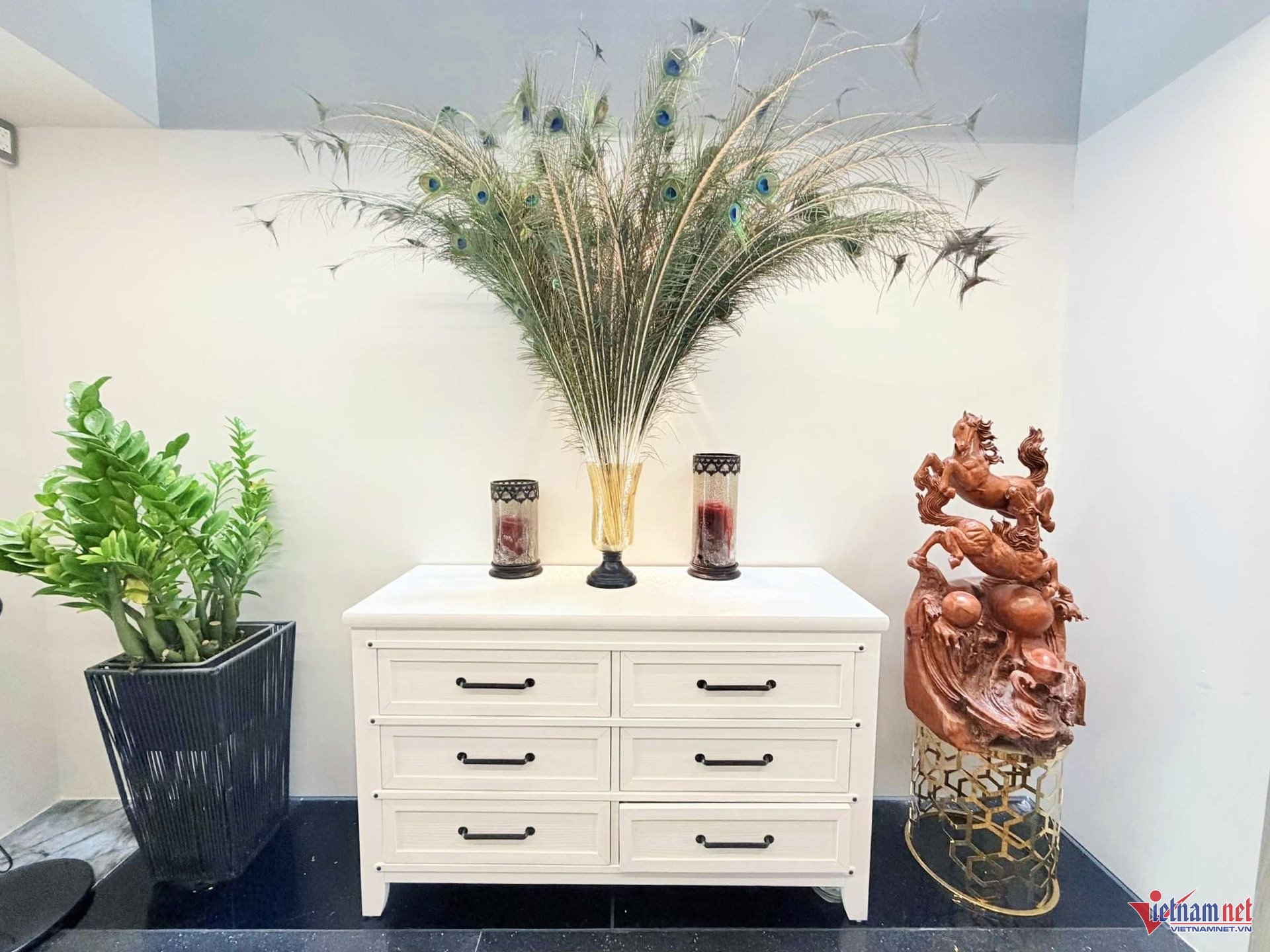 Quách Thành Danh và Thanh Ngọc khởi công xây dựng căn nhà vào tháng 10/2024, hoàn thiện căn bản hồi cuối tháng 6. Ngôi nhà phố gồm 1 tầng hầm, tầng trệt và 5 lầu. Diện tích đất khoảng 100m2 còn diện tích sử dụng khoảng 600m2. Dù Thanh Ngọc từ chối chia sẻ về giá trị của ngôi nhà nhưng căn cứ vị trí, diện tích và chi phí xây dựng, chuyên gia ước tính khoảng hàng chục tỷ đồng.&nbsp;