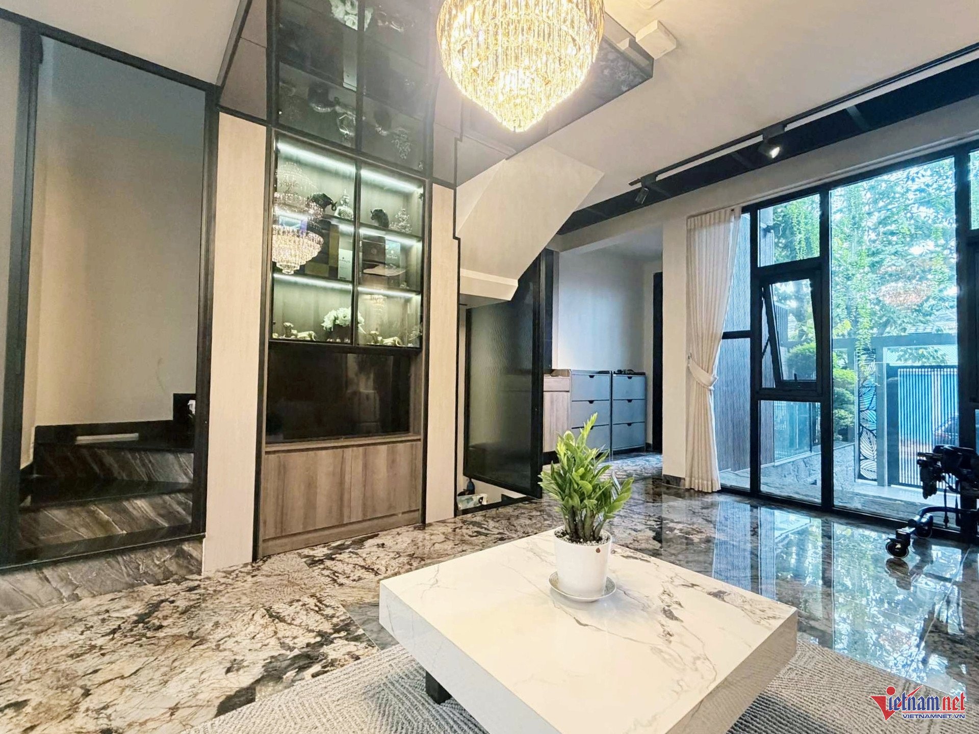 Ngôi nhà theo phong cách hiện đại. Vật liệu xây dựng như gạch, đá... được vận chuyển từ Italy, toàn bộ nội thất cũng được mua mới. "Nhà cũ là biệt thự vườn theo phong cách cổ điển nên chúng tôi không thể mang đồ đạc nào sang đây. Từ đầu, chúng tôi xác định xây nơi ở mới tiện nghi, phù hợp với lối sống hiện đại", chị Ngọc chia sẻ.&nbsp;