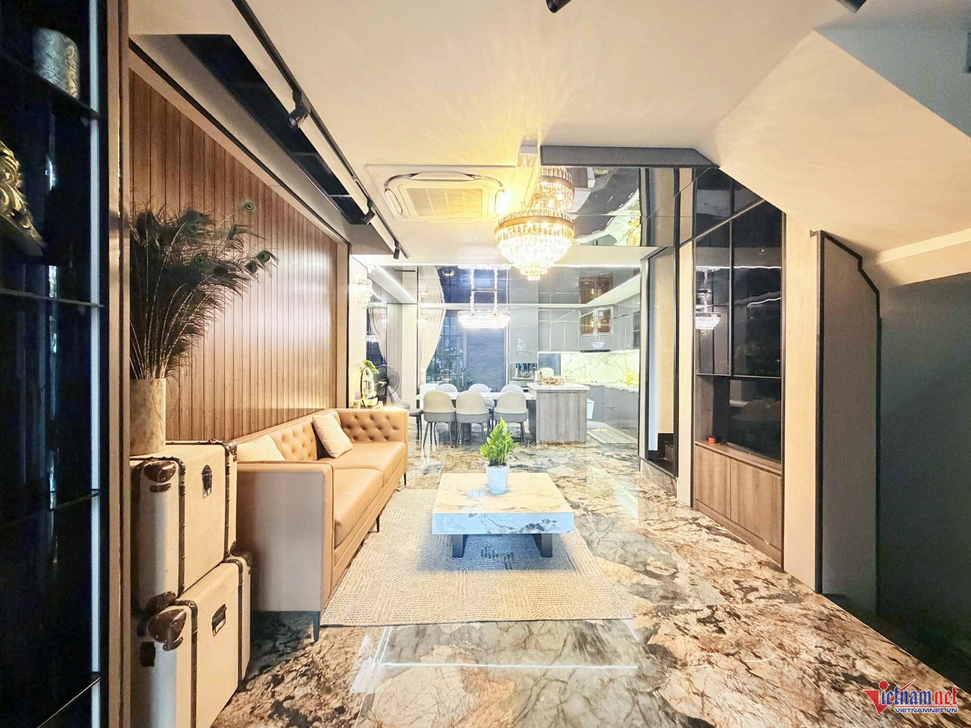 Ngôi nhà có 1 phòng khách, 1 bếp, 1 phòng karaoke và 6 phòng ngủ. Dù phòng ốc rộng rãi, 5 con của Quách Thành Danh vẫn thích biệt thự vườn hơn vì nhà mới không có bể bơi hay sân rộng để chơi thể thao.