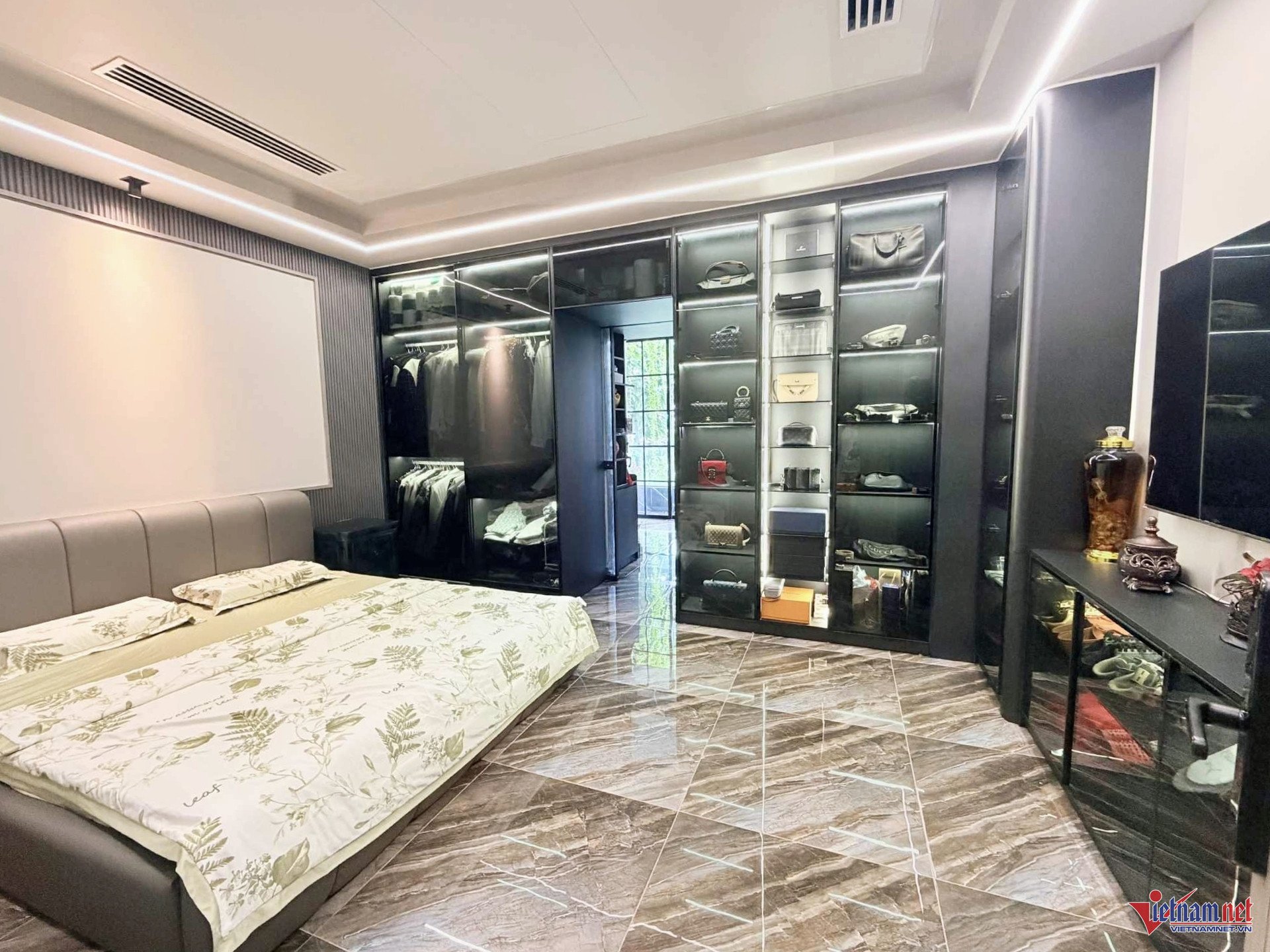 Ngôi nhà có 1 phòng khách, 1 bếp, 1 phòng karaoke và 6 phòng ngủ. Dù phòng ốc rộng rãi, 5 con của Quách Thành Danh vẫn thích biệt thự vườn hơn vì nhà mới không có bể bơi hay sân rộng để chơi thể thao.