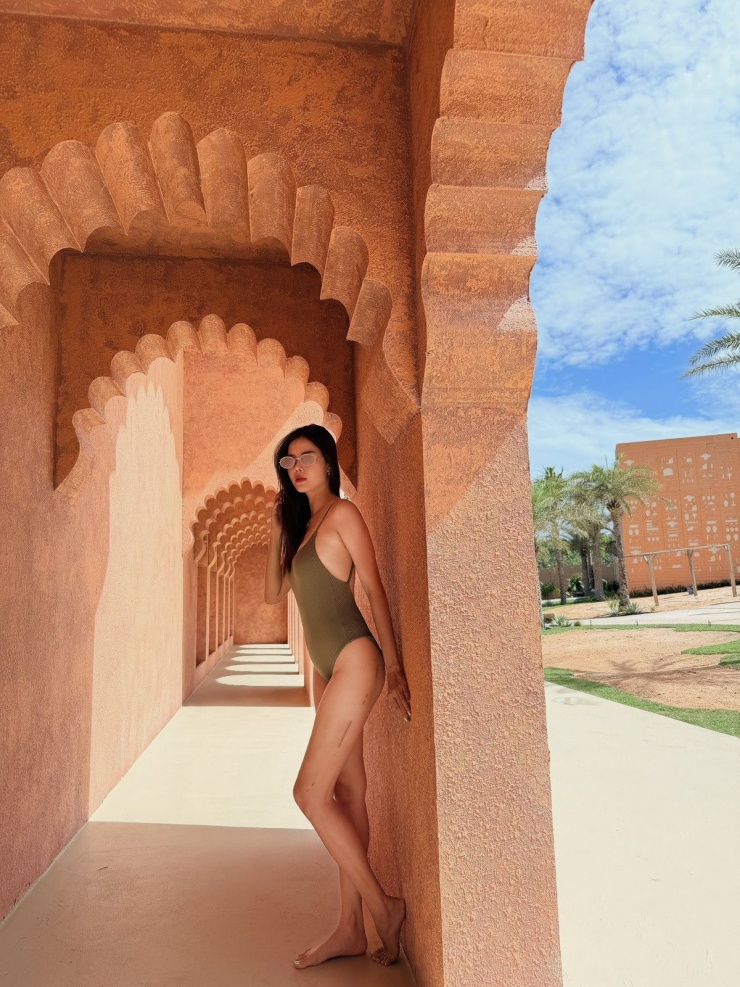 Vốn khá kín tiếng và lui về tập trung chăm sóc gia đình sau khi kết hôn, Kỳ Hân rất hiếm khi chia sẻ những hình ảnh gợi cảm. Chính vì vậy, loạt ảnh mới của cô nhanh chóng nhận được 'bão' lời khen từ cộng đồng mạng.