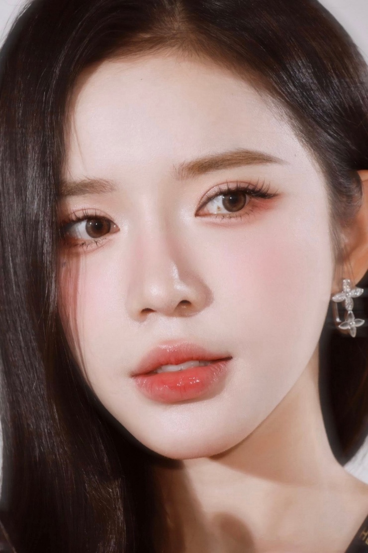 Trong bộ ảnh mới, Lyly xuất hiện với vẻ đẹp trong trẻo, thanh thuần, dễ dàng 'đốn tim' người xem ngay từ cái nhìn đầu tiên.