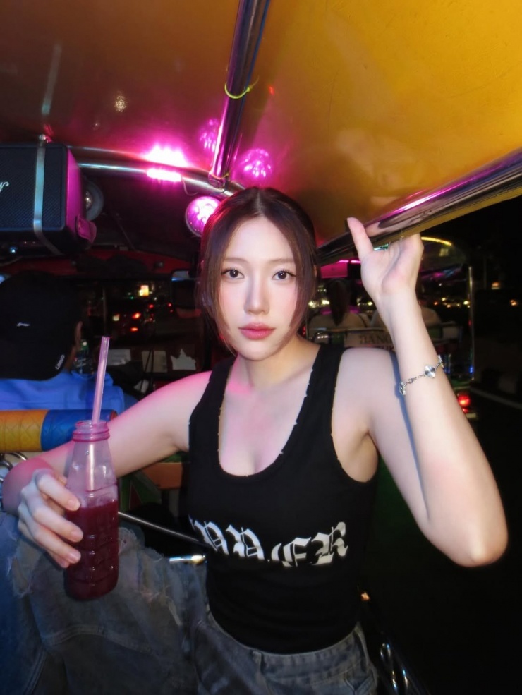 Trong loạt ảnh mới được chia sẻ, Huỳnh Uyển Ân đã mang đến một hình ảnh hoàn toàn mới mẻ, đậm chất 'street style' khi dạo chơi trên đường phố Bangkok sầm uất về đêm.