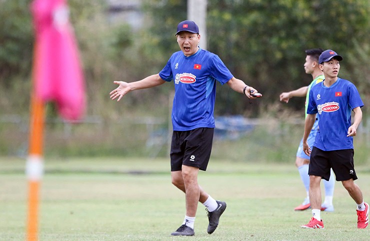 Thầy trò HLV Kim Sang Sik ráo riết hoàn thiện khâu chuẩn bị trước trận gặp Lào.