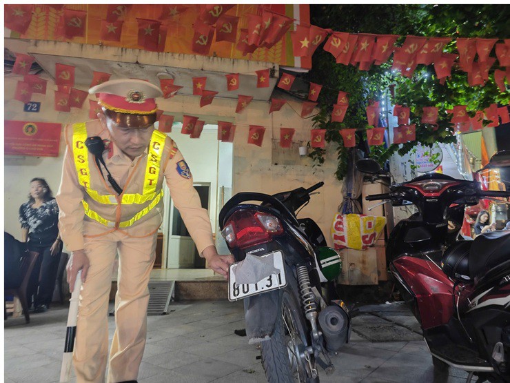 Một tài xế xe máy dùng khẩu trang che biển số bị phạt 5 triệu đồng và trừ 6 điểm GPLX (Ảnh: Công an Hà Nội).