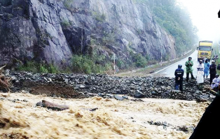 Năm 2016, nước lớn xẻ thành thác đất đá tràn ra đường chia cắt hai tỉnh Lâm Đồng - Khánh Hòa tại đèo Khánh Lê.