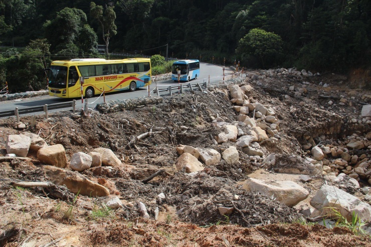 Vụ sạt lở gần như mất luôn con đường ở đèo Khánh Lê 2017