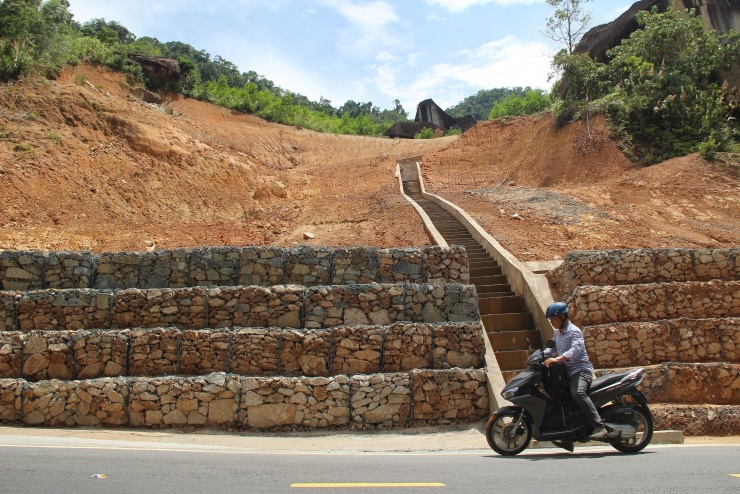 Cả một mảng núi phải được gia cố sau đó