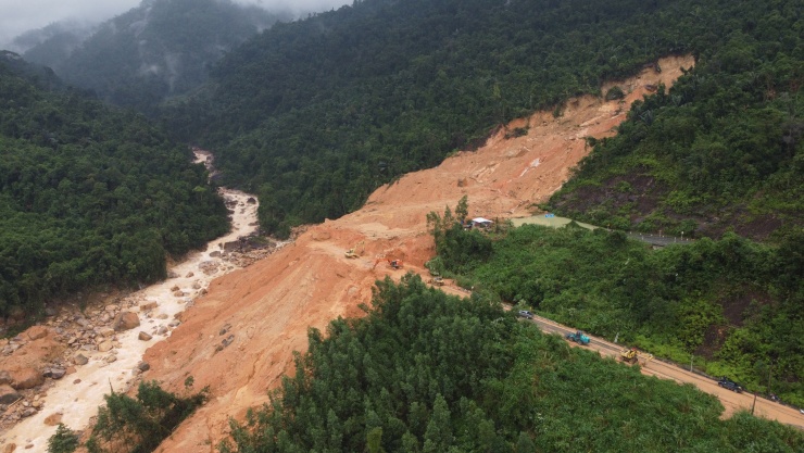 Vào sáng 15-12-2024, do mưa lớn kéo dài nên trên tuyến Quốc lộ 27C đoạn qua đèo Khánh Lê đã xảy ra sạt lở nghiêm trọng khiến hơn 50.000m3 đất, đá tràn xuống lòng đường.