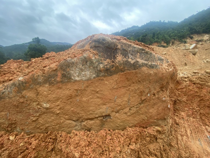 Nhiều khối núi đá nặng tới từ 100 - 400 tấn bị nứt rạn và sập xuống mặt đèo, chặn đường suốt chiều dài hơn 300 m