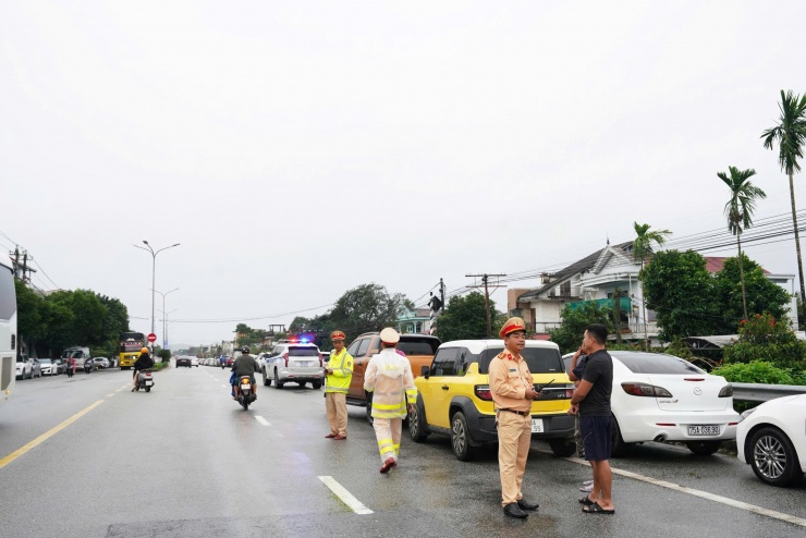 CSGT nhắc nhở những chủ xe đậu đỗ ở cầu An Hòa trên QL1 vào sáng 17-11.