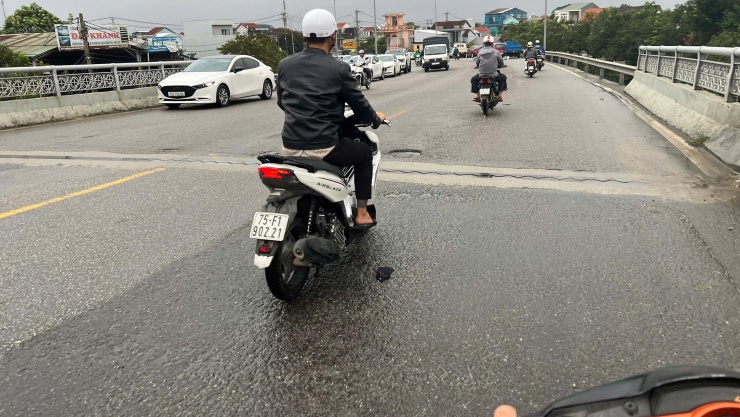 Xe ô tô bắt đầu lên đậu đỗ trên cầu Chợ Dinh vào sáng 17-11.