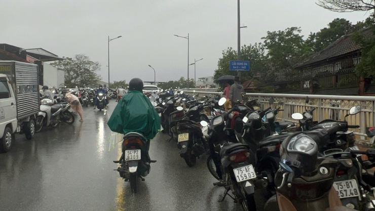 Với cách đậu xe tránh lũ trên cầu Đông Ba như thế này thì các phương tiện khác không tài nào lưu thông qua được. Ảnh chụp sáng 17-11.