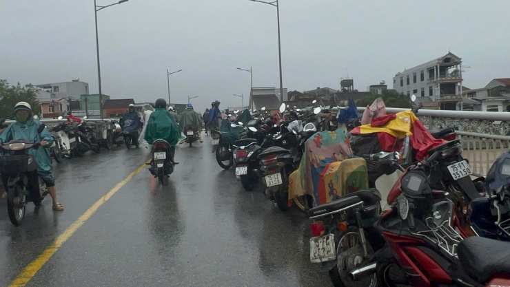 Xe máy đậu kín cả cầu Đông Ba vào sáng 17-11.