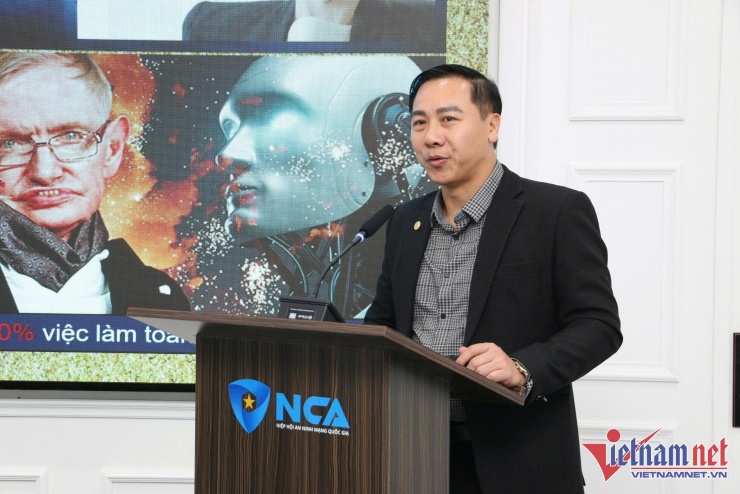 Thượng tá Nguyễn Đình Đỗ Thi - Phó Trưởng phòng An ninh thông tin mạng, Cục An ninh mạng và phòng chống tội phạm sử dụng công nghệ cao, Bộ Công an chia sẻ tại tọa đàm. Ảnh: Ngọc Minh