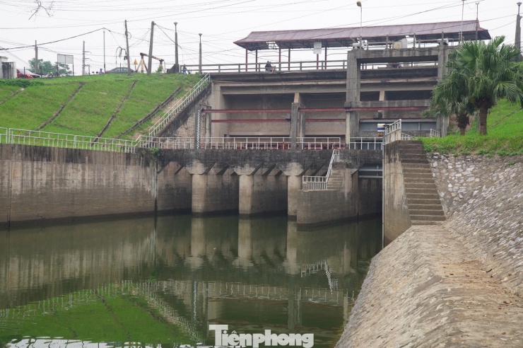 UBND TP Hà Nội vừa lệnh xây dựng công trình khẩn cấp cải tạo tuyến kênh Thụy Phương bổ cập nước cho sông Tô Lịch và tăng cường giải quyết úng ngập cục bộ khu vực Resco, Ecohome, Ngoại giao đoàn, Tây Hồ Tây, Ciputra và lân cận. Dự án có mức đầu tư 869 tỷ đồng. Hình ảnh chụp cống Liên Mạc, nơi lấy nước từ sông Hồng