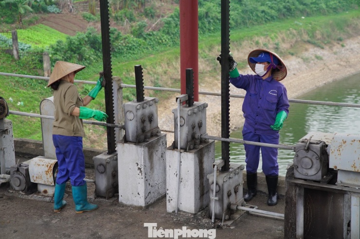 Công nhân bảo dưỡng dây đai vận hành cống Liên Mạc