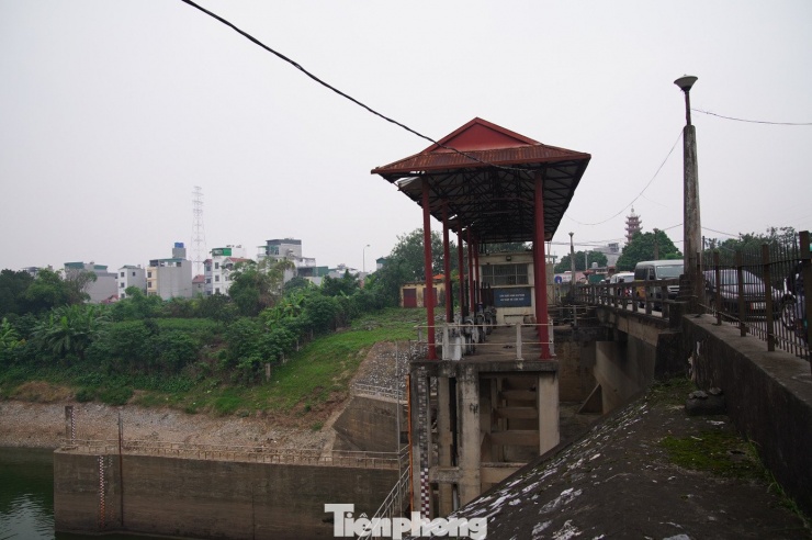 Cống Liên Mạc, nơi lấy nước từ sông Hồng vào khu vực trạm bơm