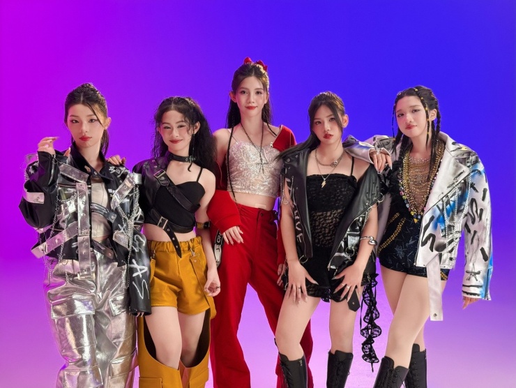Nhóm nhạc nữ mới ra mắt V.STAR.