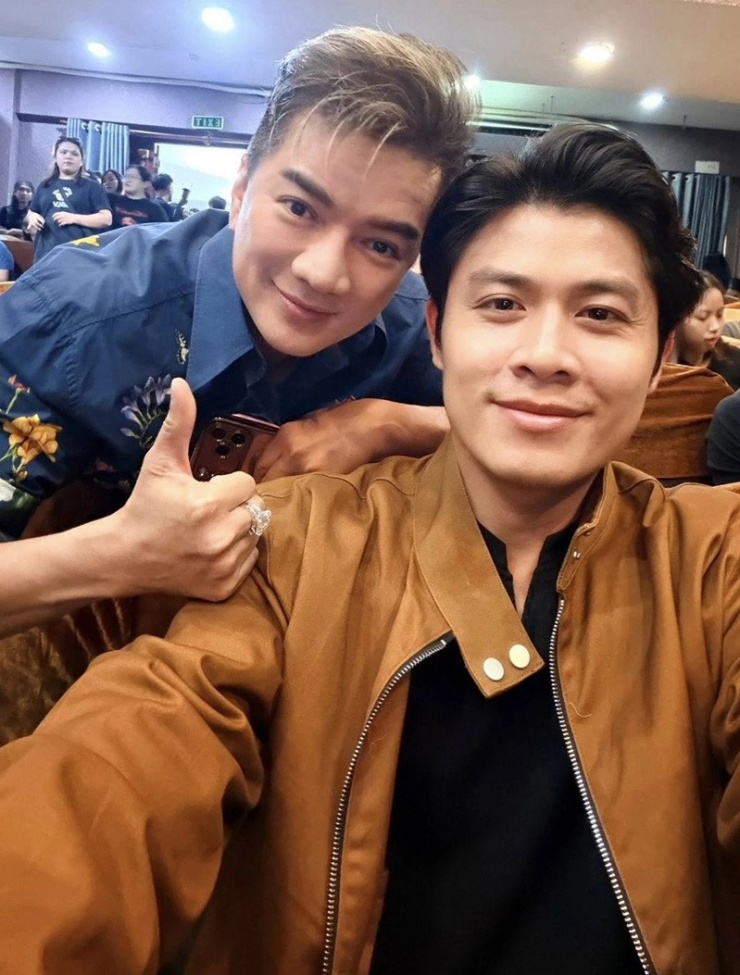 Đàm Vĩnh Hưng gặp nhạc sĩ Nguyễn Văn Chung ở sân khấu kịch, chia sẻ fan luôn ủng hộ nhiệt tình mỗi khi anh hát 'Anh say rồi'.